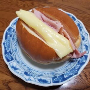 ハムチーズのバターロールサンド